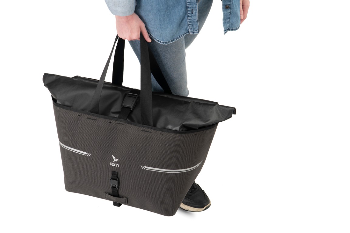 tern-WeatherTopBag-hand carry-lid close tern-weathertop-bag