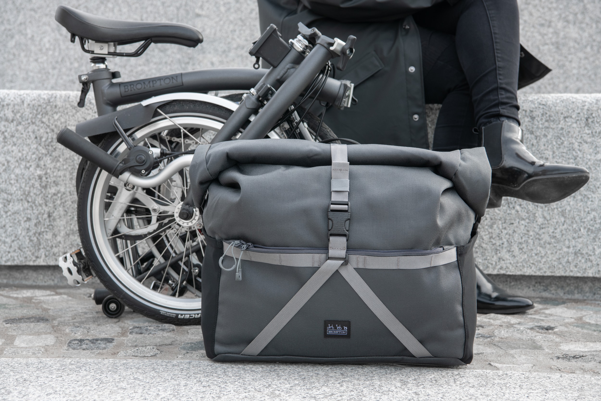 Brompton Borough Roll Top Bag Large in Dark Grey-