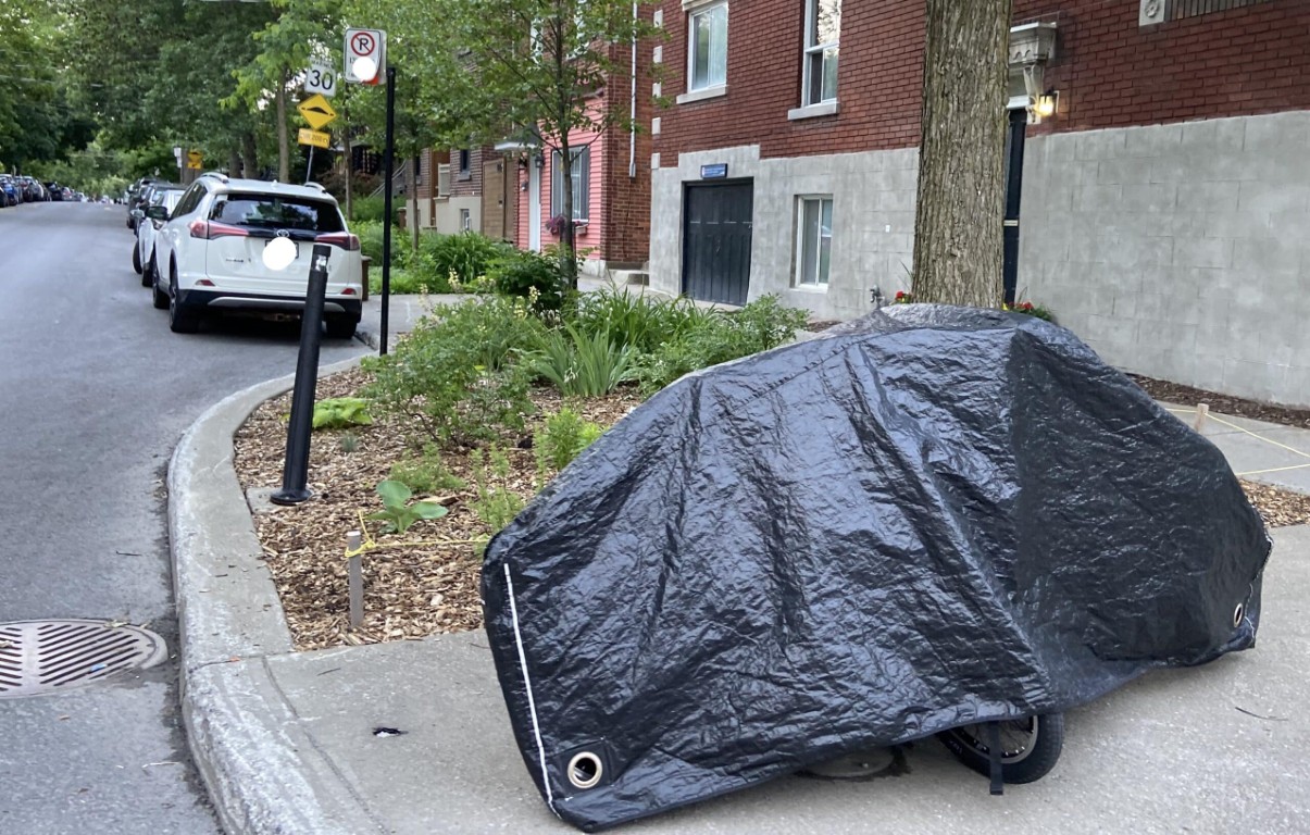 Velo-sous-bache-invisible-contre-le-vol-de-velo-montreal-quebec*bache-bullitt-garage-larry-vs-harry-velo-cargo-montreal-quebec-dumoulin-bicyclettes